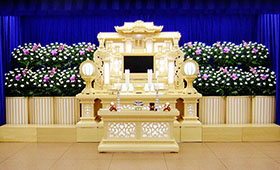 白木の祭壇
